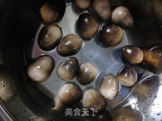 草菇鸡汤的做法步骤：4