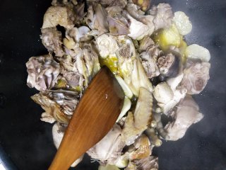 草菇鸡汤的做法步骤：7