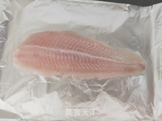 烤龙利鱼（巴沙鱼）的做法步骤：1