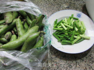 蒜薹炒蚕豆的做法步骤：1