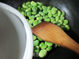 蒜薹炒蚕豆的做法步骤：5