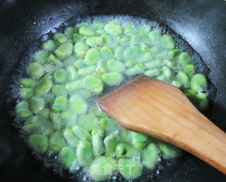 蒜薹炒蚕豆的做法步骤：6