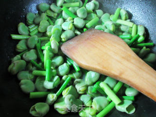 蒜薹炒蚕豆的做法步骤：7