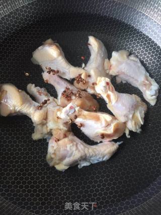 红烧鸡翅根的做法步骤：1