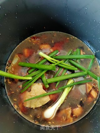 莲藕红烧肉的做法步骤：6