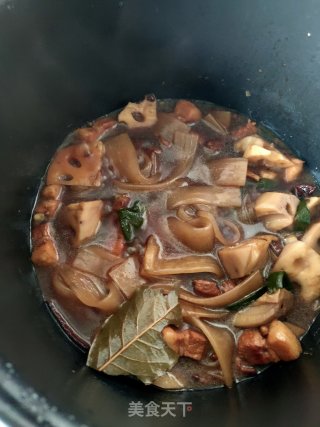 莲藕红烧肉的做法步骤：7