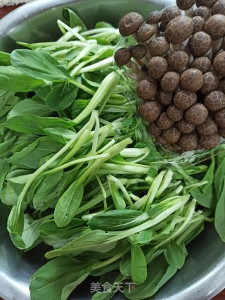 蟹味菇烧小青菜的做法步骤：1