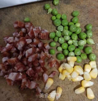 土豆腊肠炒饭的做法步骤：1