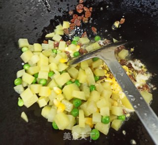 土豆腊肠炒饭的做法步骤：7
