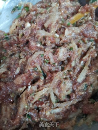 牛肉????萝卜馅包子的做法步骤：1