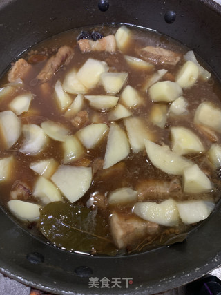 红烧排骨炖土豆的做法步骤：7