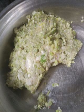 芹菜肉饺子的做法步骤：1