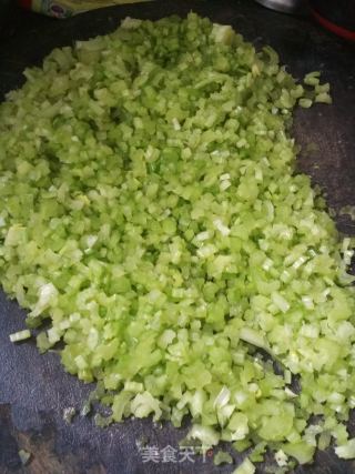 芹菜肉饺子的做法步骤：2