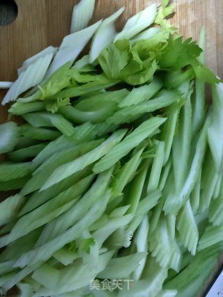 西芹炒豆腐的做法步骤：1