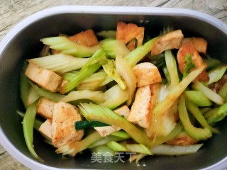 西芹炒豆腐的做法步骤：6