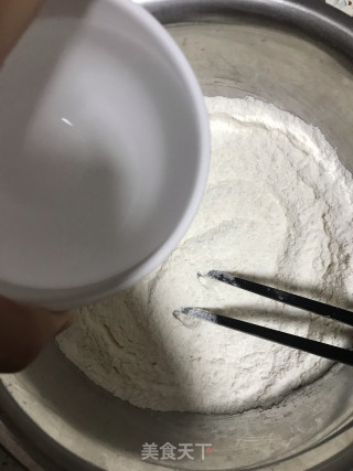 葱香肉饼的做法步骤：2