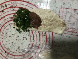 葱香肉饼的做法步骤：16