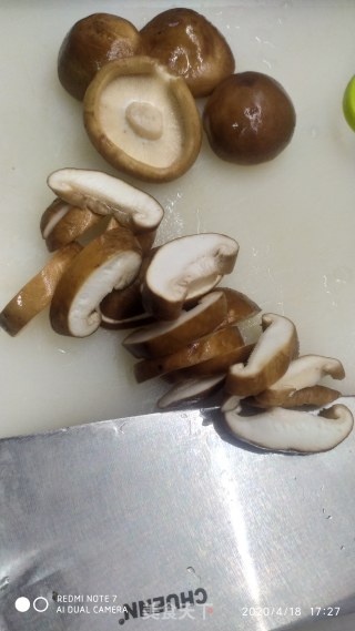 香菇花生蒸鸡肉的做法步骤：1