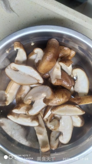 香菇花生蒸鸡肉的做法步骤：2