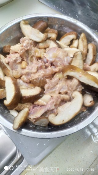 香菇花生蒸鸡肉的做法步骤：7