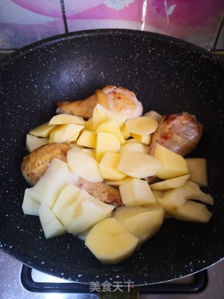 鸡腿炖土豆——＃肉菜＃的做法步骤：5