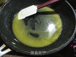 草莓什锦牛轧糖的做法步骤：2