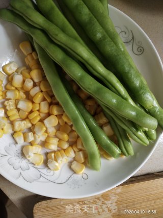 四季豆玉米炒肉丁的做法步骤：1