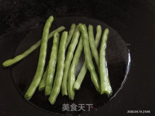 四季豆玉米炒肉丁的做法步骤：2