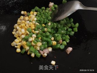 四季豆玉米炒肉丁的做法步骤：4