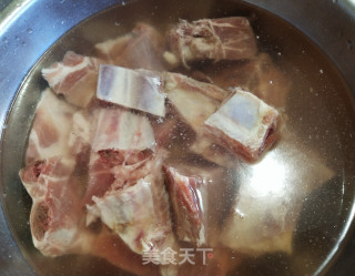 玉米笋蒸排骨的做法步骤：1