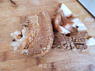 卤肉炒春笋的做法步骤：2