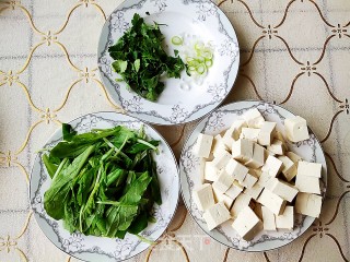 小白菜豆腐汤的做法步骤：1