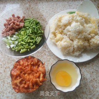 蒜苔辣白菜炒饭的做法步骤：1