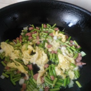 蒜苔辣白菜炒饭的做法步骤：3