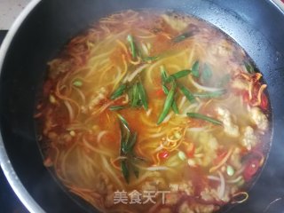 虫草花酥肉米粉的做法步骤：10