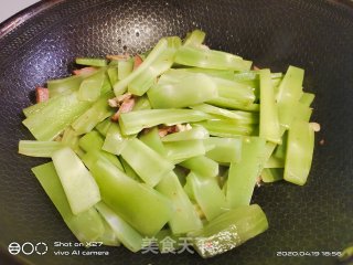 红肠炒莴笋的做法步骤：3