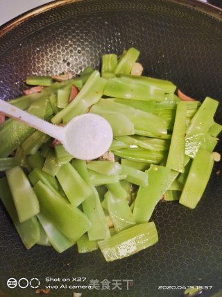 红肠炒莴笋的做法步骤：4