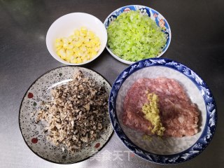 玉米面三鲜饺子的做法步骤：1