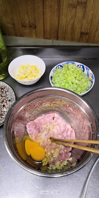 玉米面三鲜饺子的做法步骤：5
