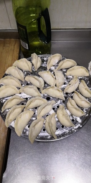 玉米面三鲜饺子的做法步骤：15