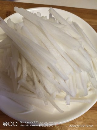 红肠肉丝炒萝卜的做法步骤：1