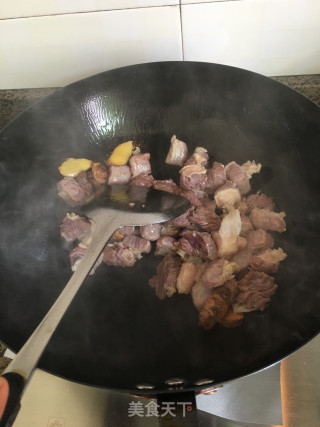 咖喱牛腩的做法步骤：1