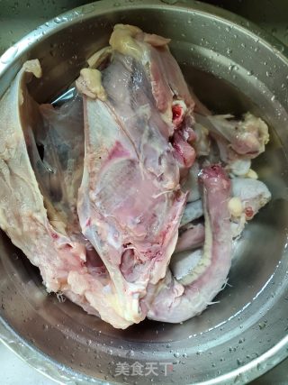 鲜土茯苓煲鸡骨架的做法步骤：2