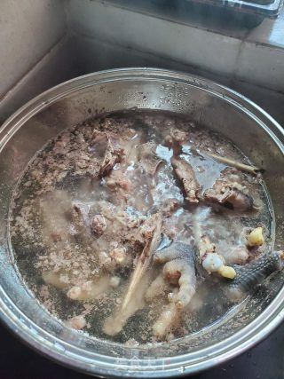 鲜土茯苓煲鸡骨架的做法步骤：3