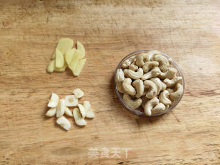 西芹虾仁炒腰果的做法步骤：4