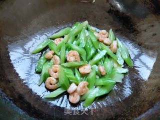 西芹虾仁炒腰果的做法步骤：8