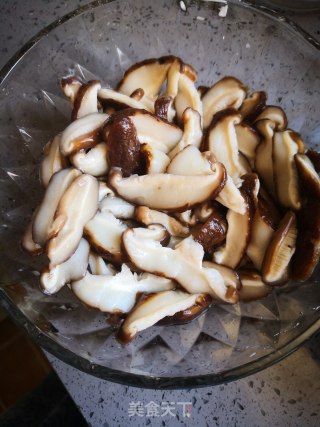 香菇炒油菜的做法步骤：4