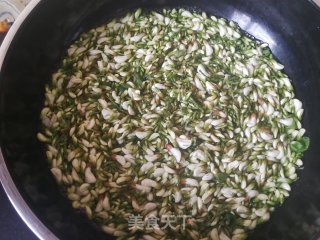 香辣槐花猪肉饺的做法步骤：2