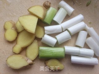 香辣槐花猪肉饺的做法步骤：5
