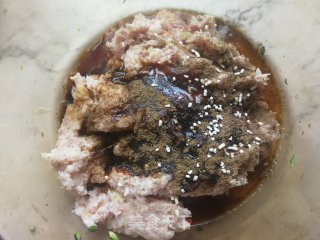 香辣槐花猪肉饺的做法步骤：8